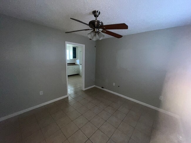 Building Photo - 3025-3027Lauss