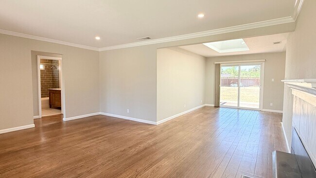 Building Photo - POETS CORNER GEM! Charming and One Of A Kind, 3BD/1BA on a Cul-de-sac Available NOW!