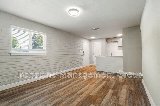 Building Photo - 2618 E 8th St