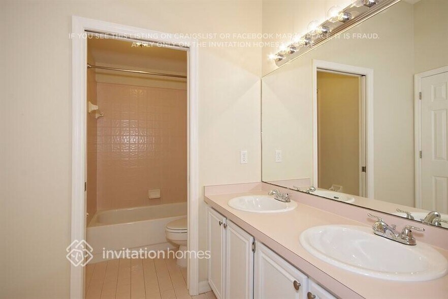 Building Photo - 1450 Thornhill Cir