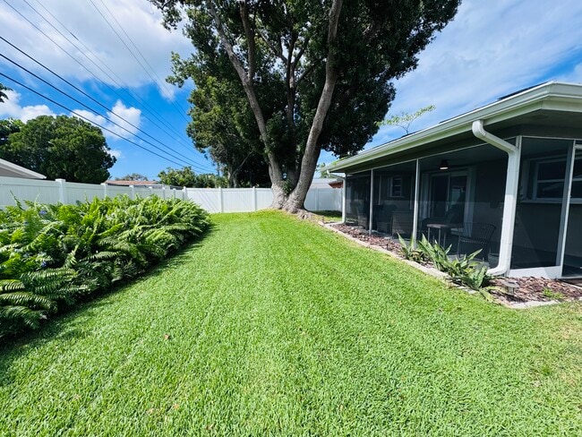 Building Photo - 13926 Sunset Dr