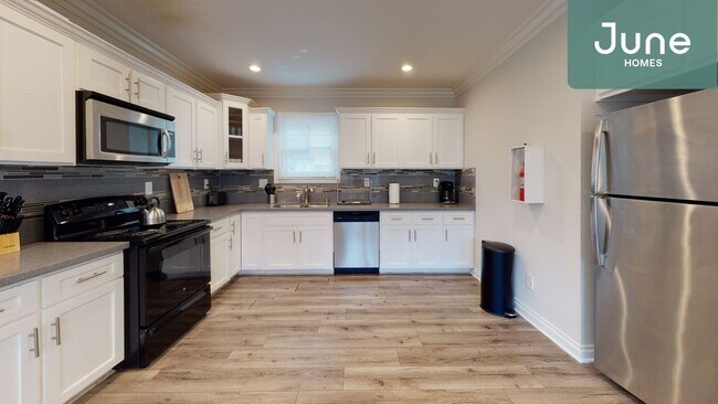 Building Photo - ROOM ONLY in 4-bed/3.0-bath Home
