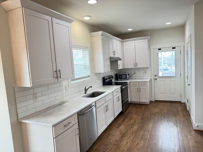 Building Photo - Coming Soon! Nice townhome in convenient East Nashville location!