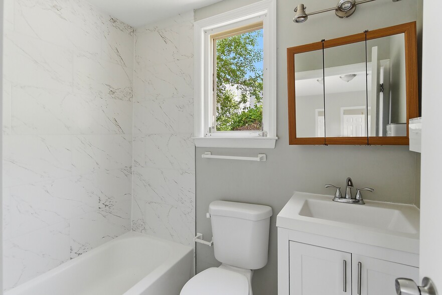 Full Bathroom - 33 Lafayette St
