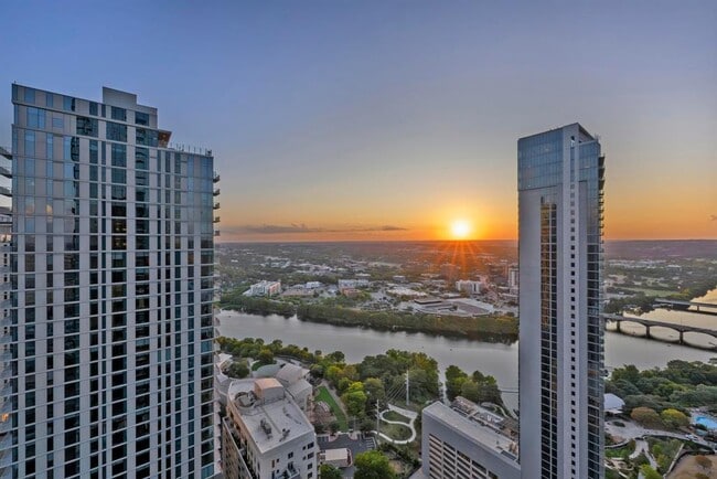 Building Photo - 610 Davis St