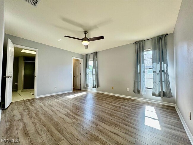 Building Photo - 3725 SW 6th Ave