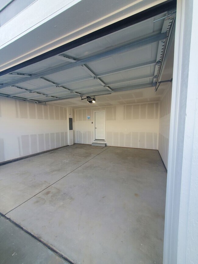 Building Photo - Updated and Very Spacious 3 Bedroom Townho...