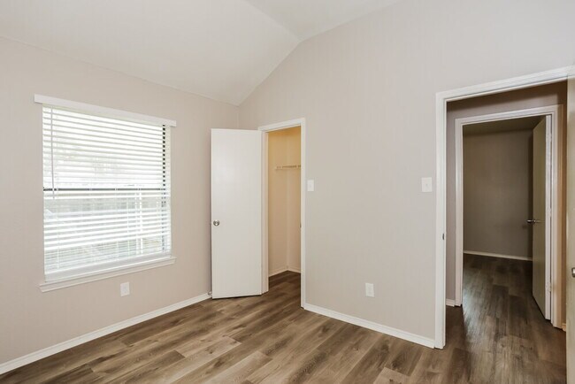 Building Photo - 6221 Valley Forge Ct