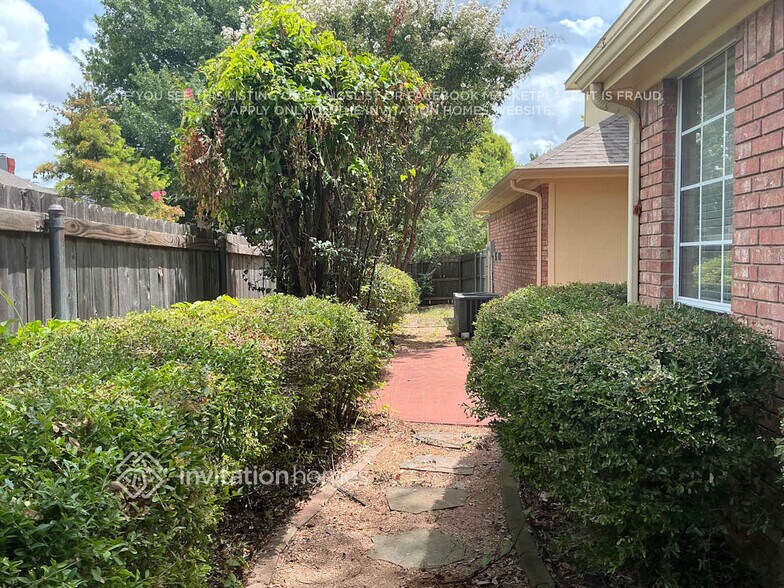 Building Photo - 2121 London Dr