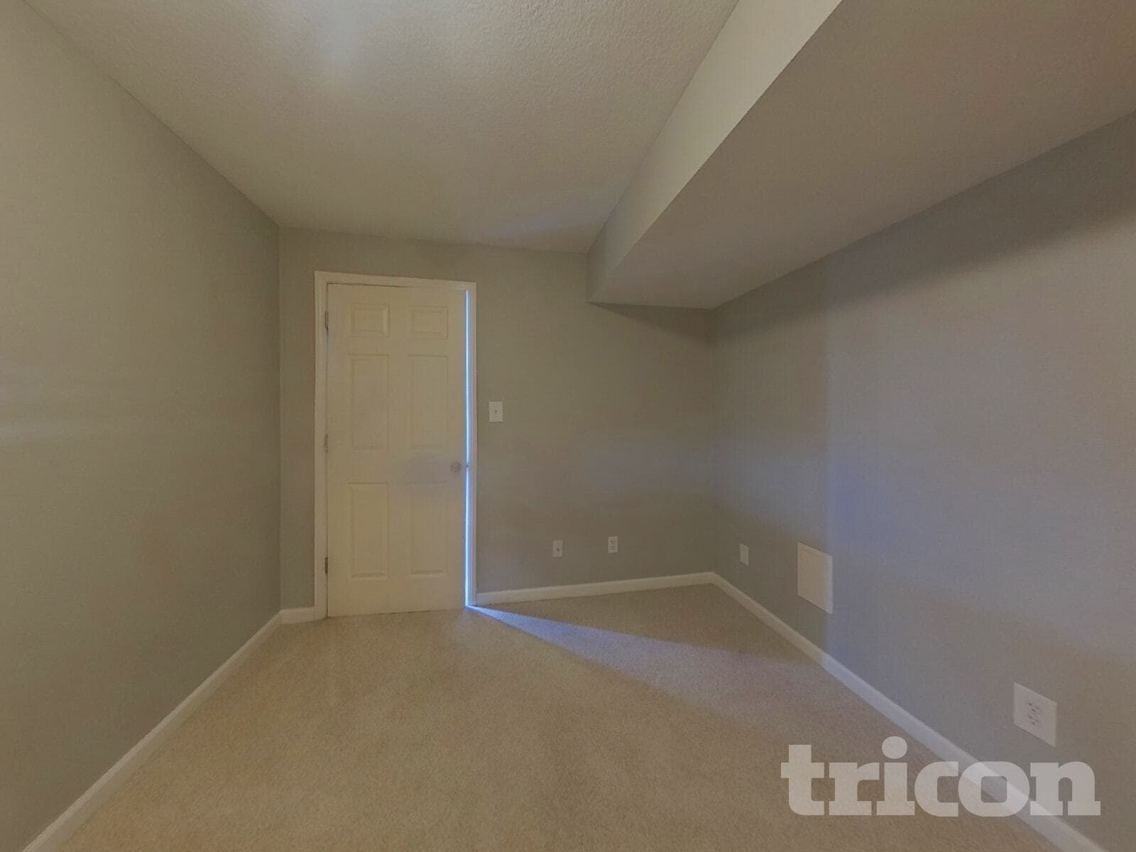 Building Photo - 10201 N Lewis Ave