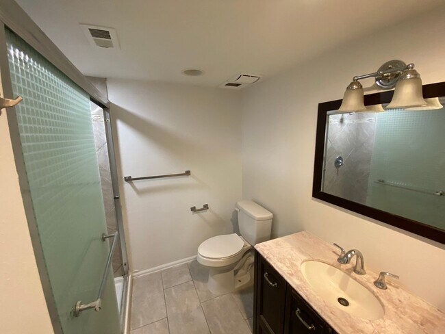 Building Photo - Spacious Aurora Townhome