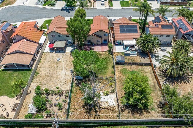 Building Photo - Charming and Bright Three-Bedroom Haven on Comotilo