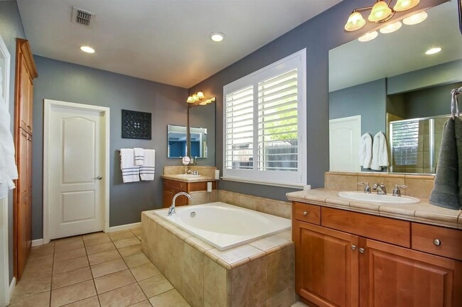 Building Photo - Amazing Solar Fosket Ranch Pool, Spa, Buil...