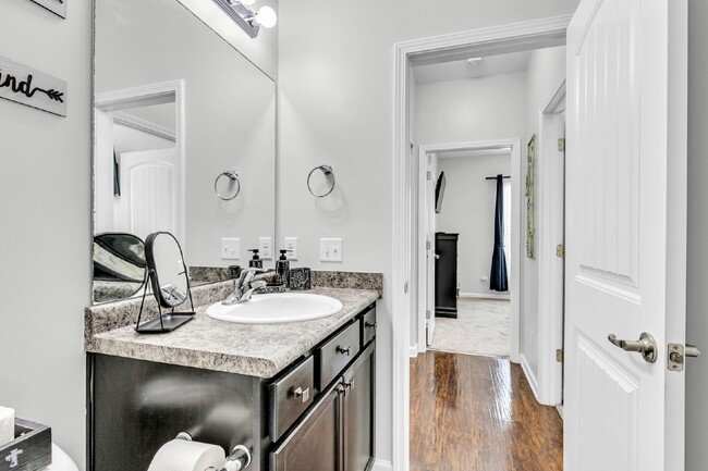 Building Photo - Cozy executive rental in Savannah highlands