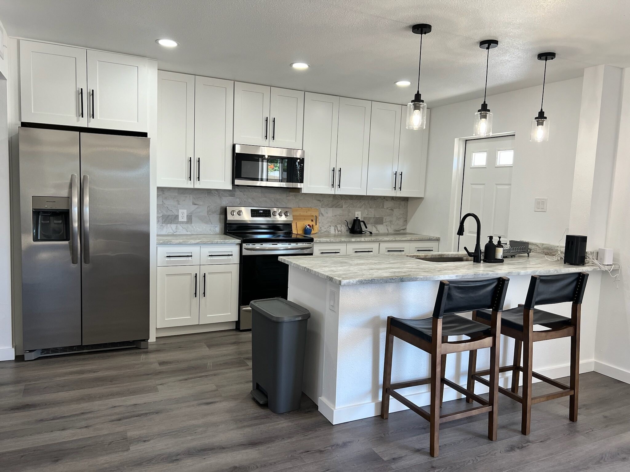 Kitchen - 907 E Broadmor Dr