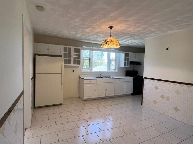 Building Photo - 18 Woolson St