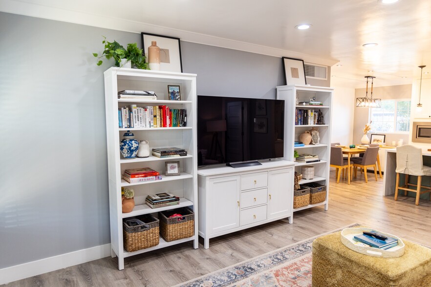 Kitchen - 1359 E Whitton Ave