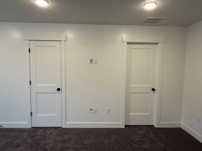 Building Photo - Half off first months rent - Beautiful townhome with 2 car garage, Central Air and Master Suite