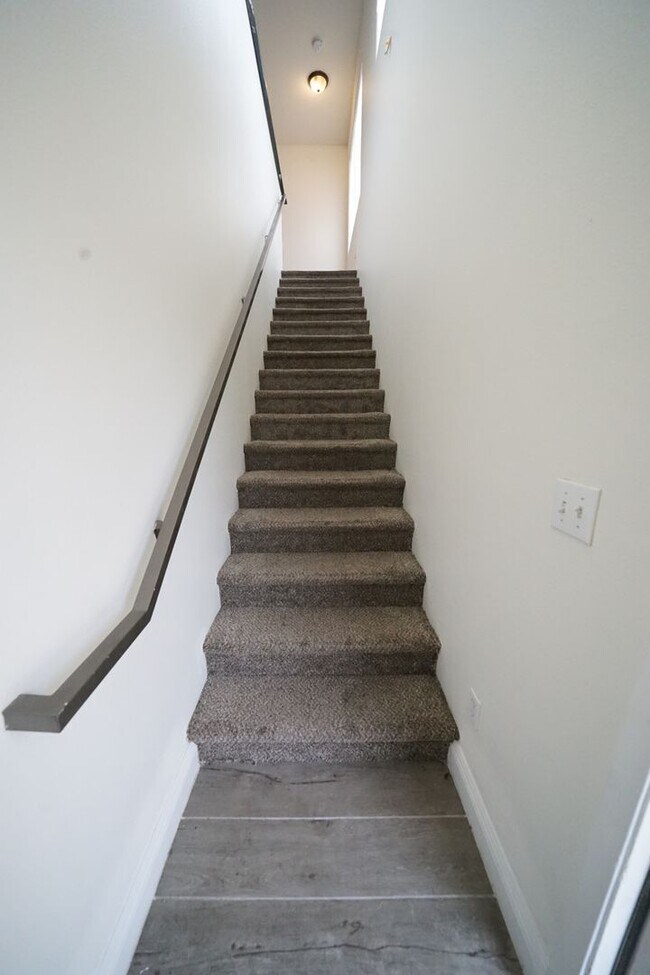 Building Photo - SHOWINGS START 4/1/2025