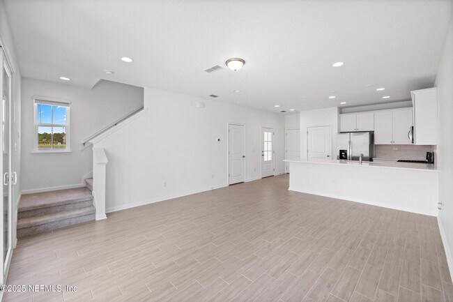 Building Photo - 180 Brandon Lks Dr