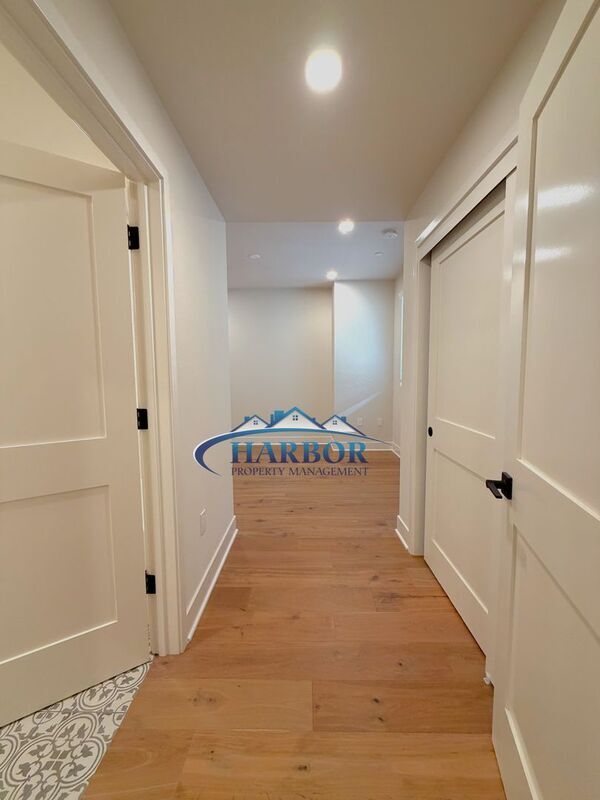 Building Photo - 927 Deep Valley Dr