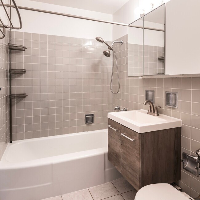 Building Photo - 6118 N Sheridan Rd