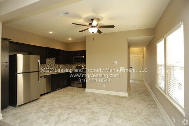 Building Photo - Fall in love with Eagle Creek Townhomes in...