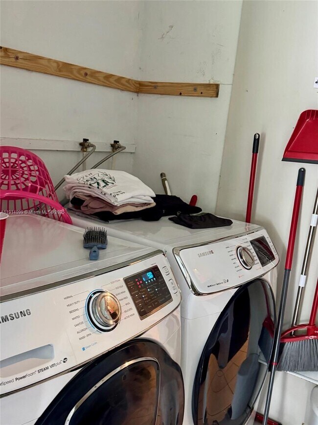 Building Photo - 260 SW 8th Ave