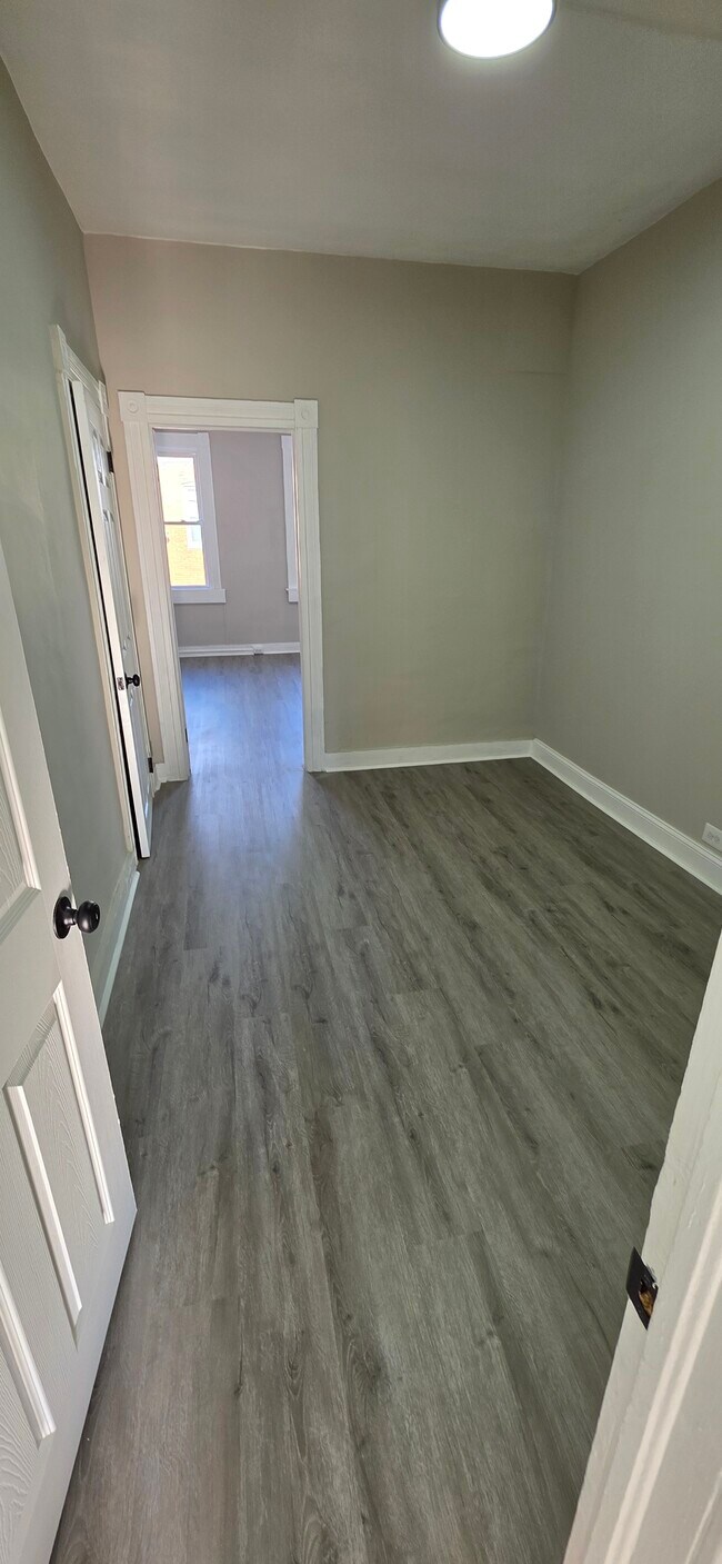 Building Photo - 700 N Streeper St