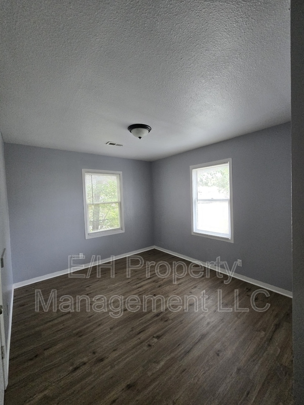 Building Photo - 1338 N Volutsia
