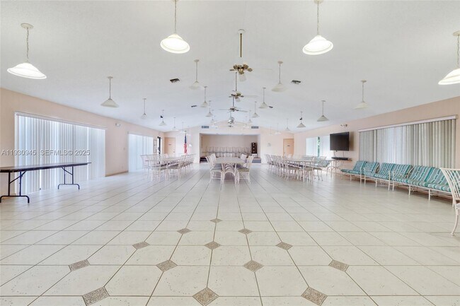 Building Photo - 321 SE 3rd St