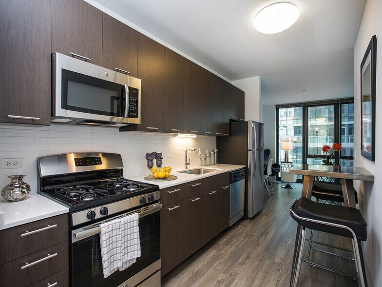Building Photo - 674 N Wells St