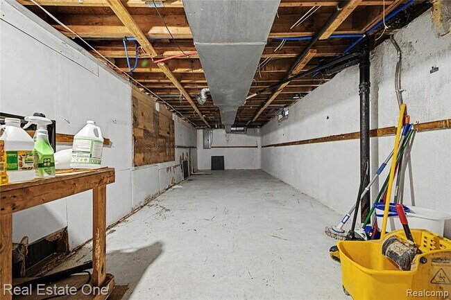 Building Photo - 21046 Wakedon St