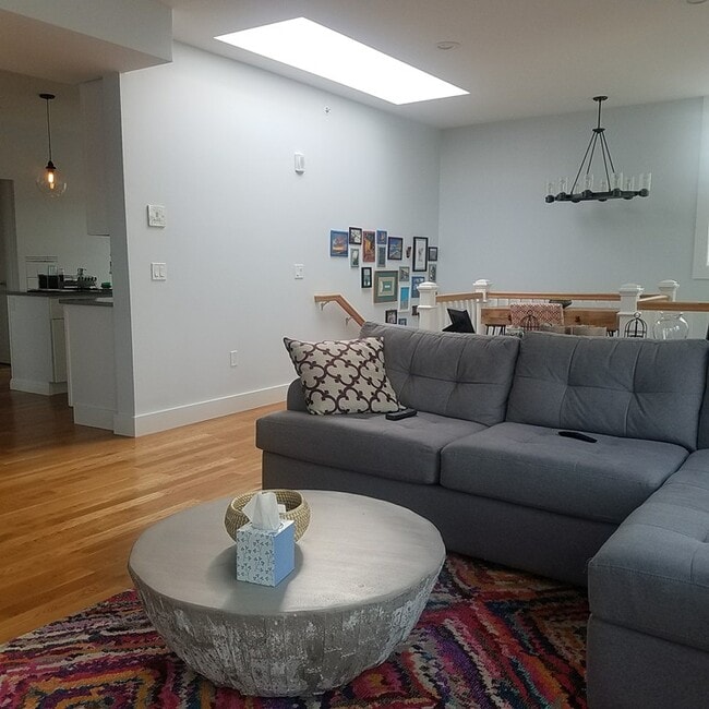 Building Photo - 230 Bowen St