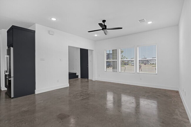 Building Photo - NOW LEASING!  4 bed, 4.5 bath modern home
