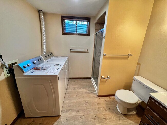 Building Photo - Beautiful 4 Bed, 2 Bath House in South Fort Collins! Avail. June 10th!