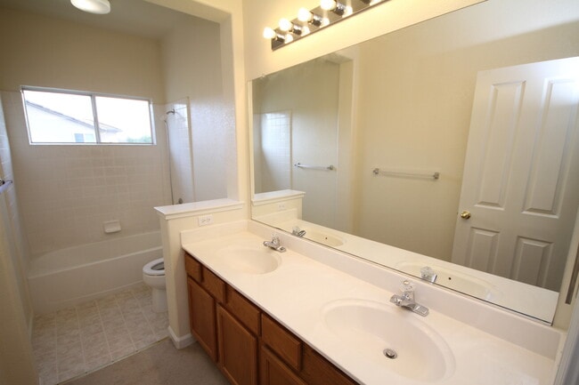 Building Photo - Located in Stonelake, 4 Bed, 2.5 Bath Elk ...