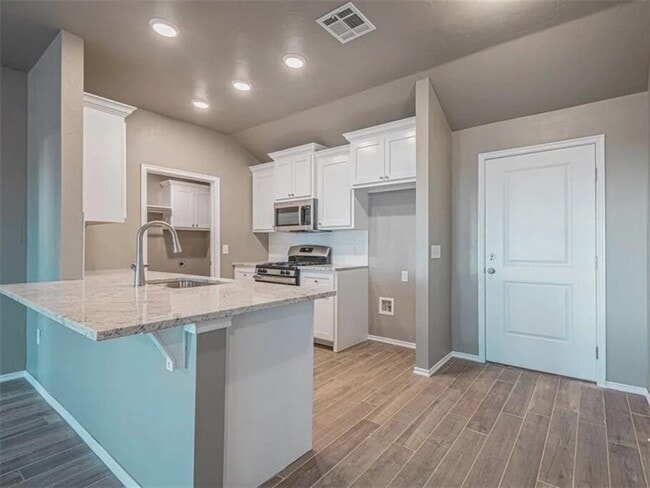 Building Photo - 1529 Highland Loop