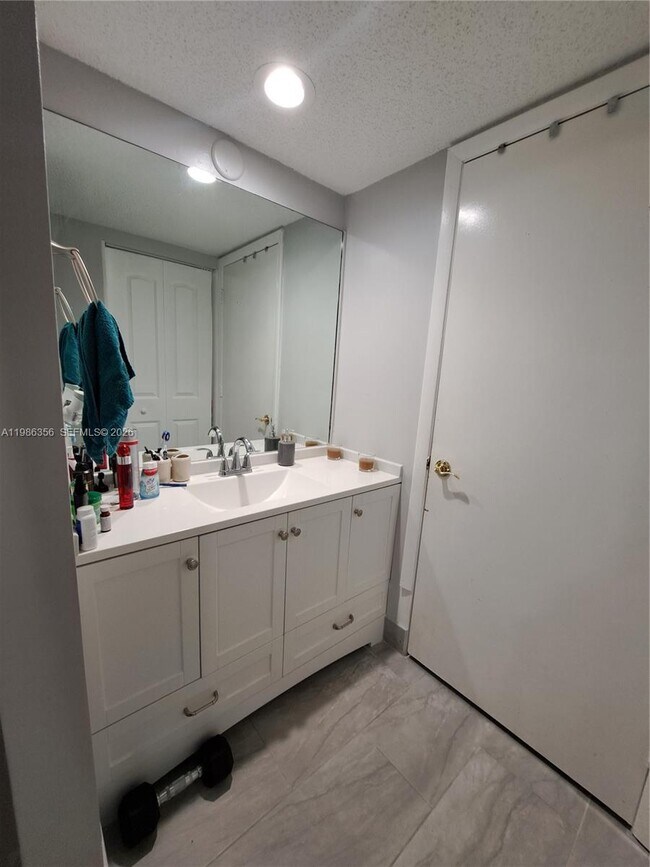 Building Photo - 9708 SW 138th Ave