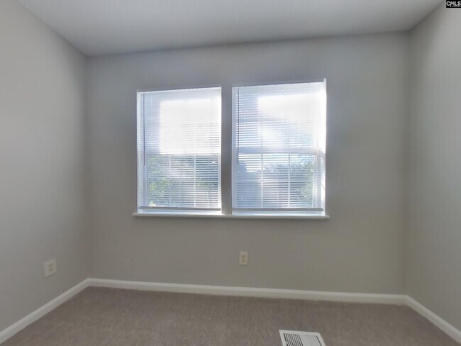 Building Photo - 64 Sweet Thorne Cir