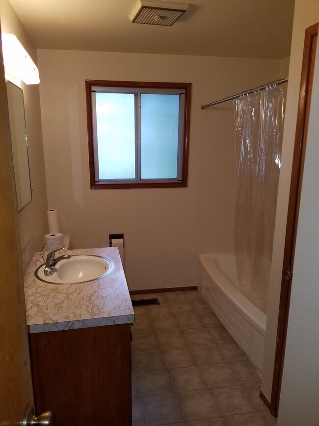 Building Photo - 3 Bedroom Home - Great Location - Available Soon
