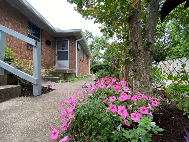Building Photo - 2 Bedroom Apartment Near Downtown
