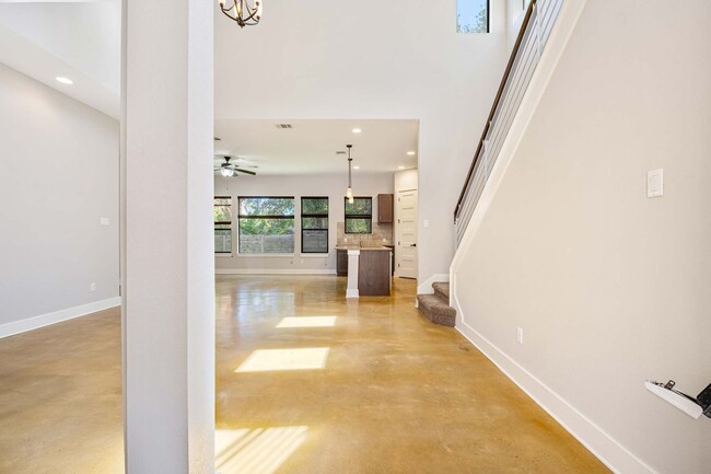 Building Photo - Stunning Modern Home in Desirable 78704 Ne...
