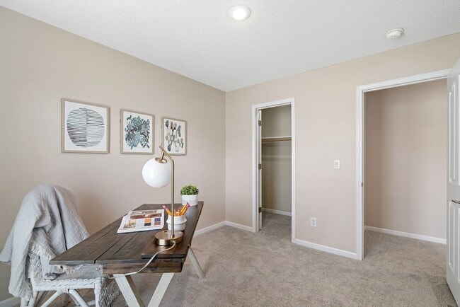 Building Photo - {13862} Spacious townhome in Prime Location + Maintenance Provided Community + Neighborhood Pool ...