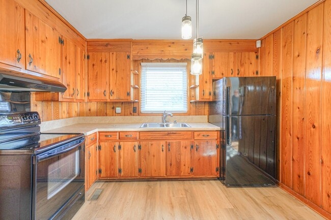 Building Photo - 476 Crescent Rd