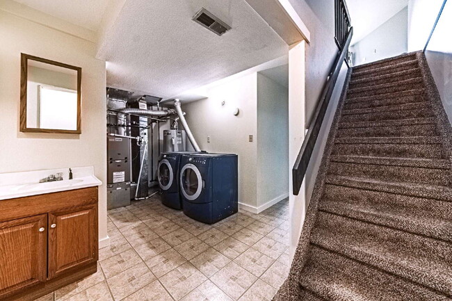 Building Photo - Beautiful Townhome with 3bedrooms and 3 bathrooms, and 1 car garage for rent.