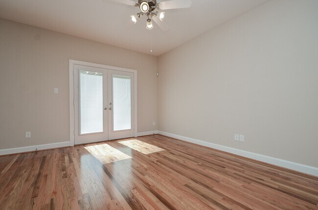 Building Photo - 924 E 39th St
