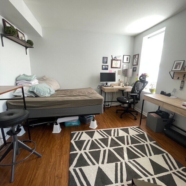 Building Photo - SPACIOUS bi-level apartment with fenced yard