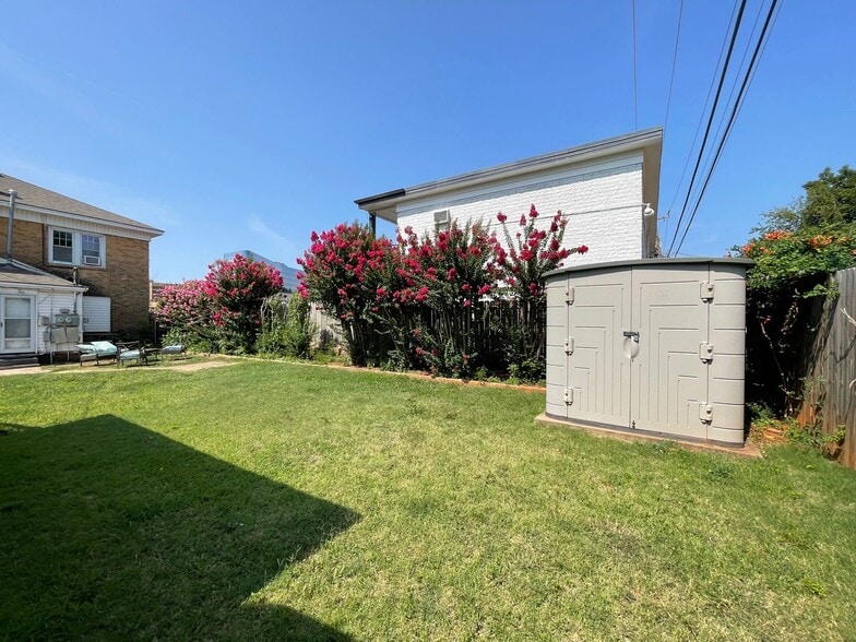 Building Photo - 735 NE 14th St