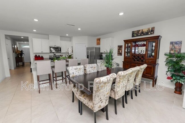 Building Photo - 833 Ambleside Dr